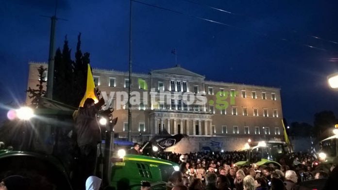 agrotes sto syntagma-9 Λεπτό προς λεπτό οι εξελίξεις στο Σύνταγμα (φωτο και βίντεο)