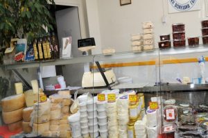 Στο πρατήριο των τυροκομικών προϊόντων της συνεταιριστικής οργάνωσης, που λειτουργεί ήδη από το 1972 στην πόλη της Τήνου, διατίθενται και άλλα αγροτικά προϊόντα που παράγονται με μεράκι από τους ντόπιους παραγωγούς Αγροτικός Συνεταιρισμός Τήνου Παράδοση στην τυροκομία