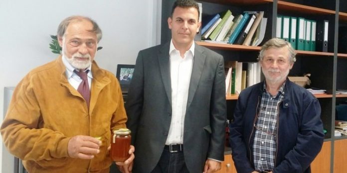 Συνάντηση του αντιπεριφερειάρχη Αττικής με μελισσοκόμους του Υμηττού Συνάντηση του αντιπεριφερειάρχη Αττικής με μελισσοκόμους του Υμηττού