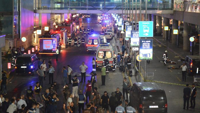 Στους 36 οι νεκροί από την τριπλή επίθεση στο αεροδρόμιο Ατατούρκ Στους 36 οι νεκροί από την τριπλή επίθεση στο αεροδρόμιο Ατατούρκ