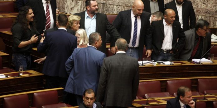Νέο επεισόδιο με τους νοσταλγούς του Μεταξά στη Βουλή Νέο επεισόδιο με τους νοσταλγούς του Μεταξά στη Βουλή