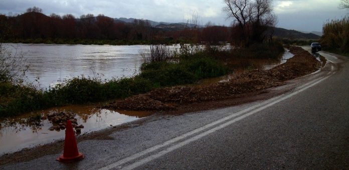 Λύση για τους ανασφάλιστους ψάχνουν στην Πλατεία Βάθη Λύση για τους ανασφάλιστους ψάχνουν στην Πλατεία Βάθη
