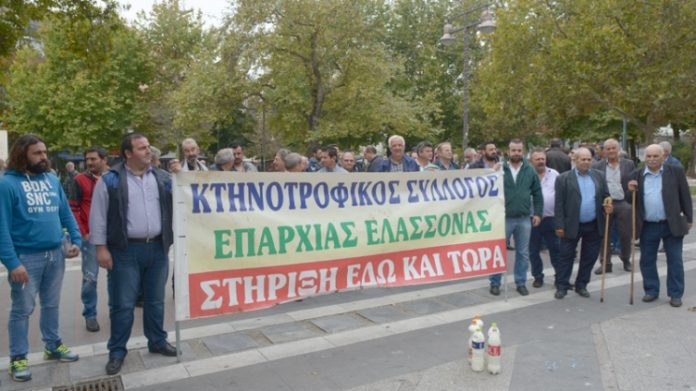 «Κάτω τα χέρια από τη φέτα», φώναξαν οι Θεσσαλοί κτηνοτρόφοι «Κάτω τα χέρια από τη φέτα», φώναξαν οι Θεσσαλοί κτηνοτρόφοι