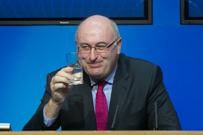Ο κρυψίνους επίτροπος Φιλ Χόγκαν Ο κρυψίνους επίτροπος Φιλ Χόγκαν