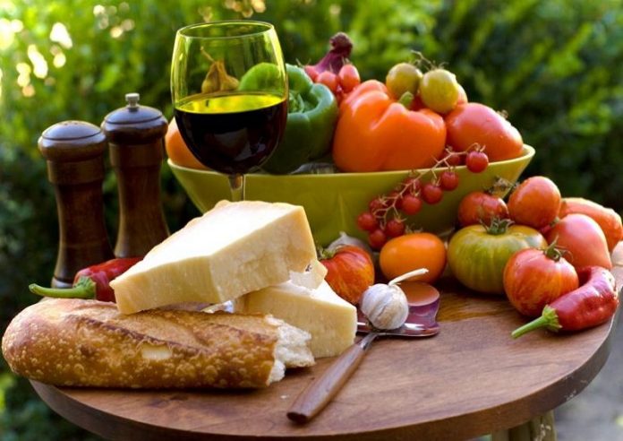 Πιο κοντά στη μεσογειακή διατροφή οι Έλληνες, λόγω κρίσης Πιο κοντά στη μεσογειακή διατροφή οι Έλληνες, λόγω κρίσης