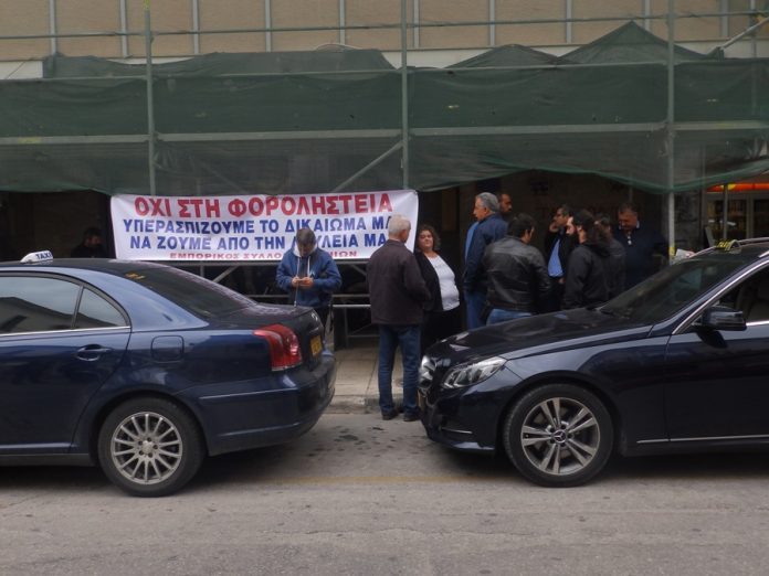 Χανιά: Παράσταση διαμαρτυρίας αγροτών και εμπόρων έξω από την εφορία Χανιά: Παράσταση διαμαρτυρίας αγροτών και εμπόρων έξω από την εφορία