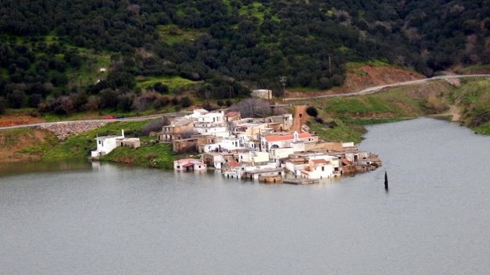 Το χωριό που δεν λέει να… βυθιστεί Το χωριό που δεν λέει να… βυθιστεί