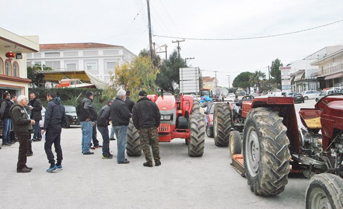 Ζάκυνθος: Συγκέντρωση αγροτών με τρακτέρ στο κόμβο της Λούμπας Ζάκυνθος: Συγκέντρωση αγροτών με τρακτέρ στο κόμβο της Λούμπας