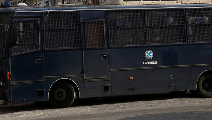 Ένοπλη επίθεση κατά αστυνομικών στα γραφεία του ΠΑΣΟΚ Ένοπλη επίθεση κατά αστυνομικών στα γραφεία του ΠΑΣΟΚ