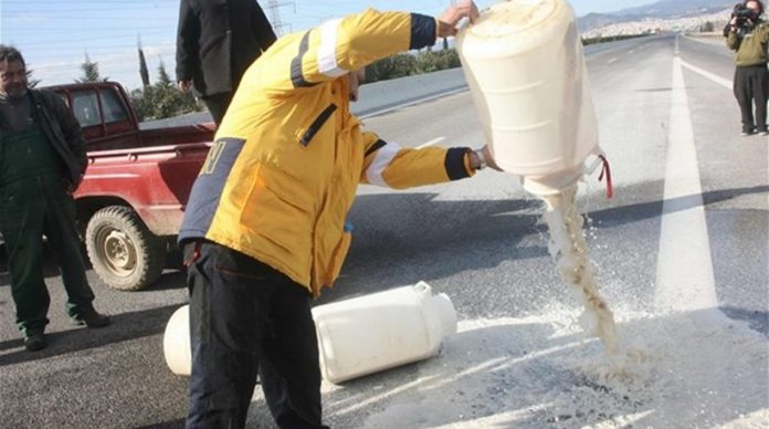 Κτηνοτρόφοι έχυσαν γάλα στην εθνικό οδό Λάρισας- Κοζάνης Κτηνοτρόφοι έχυσαν γάλα στην εθνικό οδό Λάρισας- Κοζάνης