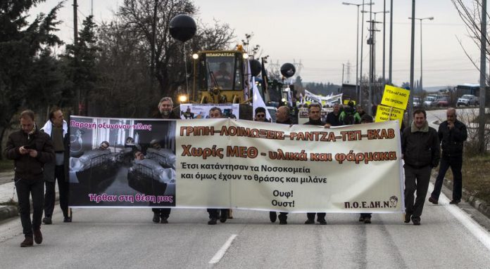 Λάρισα: Με συνοδεία τρακτέρ διοργανώθηκε το «καραβάνι υγείας» της ΠΟΕΔΗΝ Λάρισα: Με συνοδεία τρακτέρ διοργανώθηκε το «καραβάνι υγείας» της ΠΟΕΔΗΝ