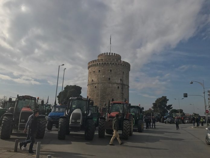 Στο Λευκό Πύργο με τα τρακτέρ τους αγρότες από τα Μάλγαρα και την Κουλούρα (upd, φωτ. & video)