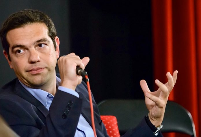 ellada-afinei-piso-polyeti-yfesi-omilia-alexi-tsipra-synedrio-economist