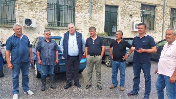 episkepsi papadopoulou pleigeises xalazi perioxes dimou tempon2 Επίσκεψη του Ν. Παπαδόπουλου στις πληγείσες από το χαλάζι περιοχές του Δήμου Τεμπών