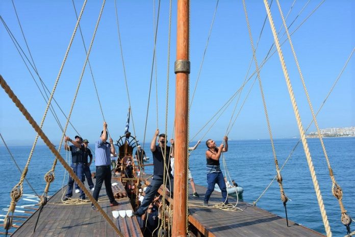 ΓΕΝ ΕΠΙΤΥΧΗΜΕΝΟΣ Ο ΠΡΩΤΟΣ ΠΛΟΥΣ ΤΗΣ ΤΡΙΗΡΟΥΣ Με επιτυχία στέφθηκε ο πρώτος πλους της τριήρους Ολυμπιάς στο φαληρικό όρμο