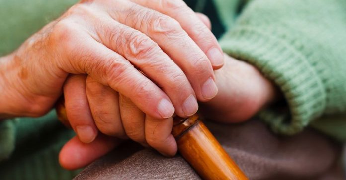 ellada gerna epikinina 50% ellinon 2050 tha einai ano ton 65 eton Η Ελλάδα γερνά επικίνδυνα: Το 50% των Ελλήνων ως το 2050 θα είναι άνω των 65 ετών