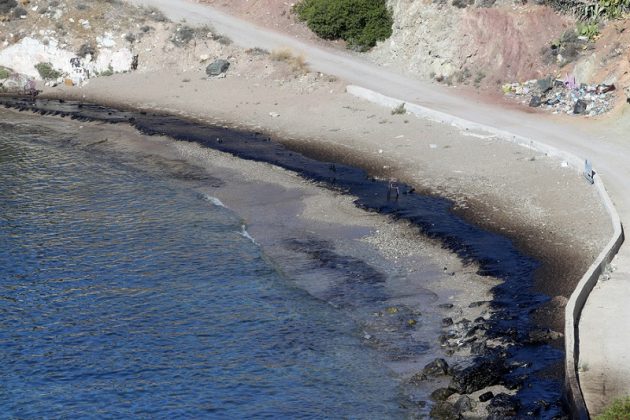 Ο Σαρωνικός εκπέμπει SOS: Καρέ καρέ η μεγάλη οικολογική καταστροφή στη Σαλαμίνα (Βίντεο - Φωτό)