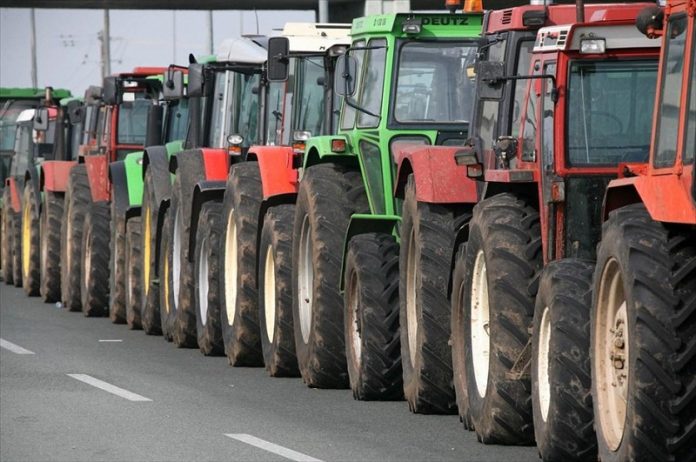 aganaktismenoi agrotes mi pliromi apozimiosis komfouzio Αγανακτισμένοι οι αγρότες της Νάουσας για τη μη πληρωμή της αποζημίωσης Κομφούζιο