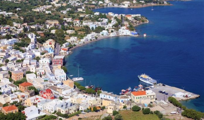 eti polla kommati mpaklava ethimo mpouloustrinas Κ' εις έτη πολλά κι ένα κομμάτι μπακλαβά... το έθιμο της Μπουλουστρίνας