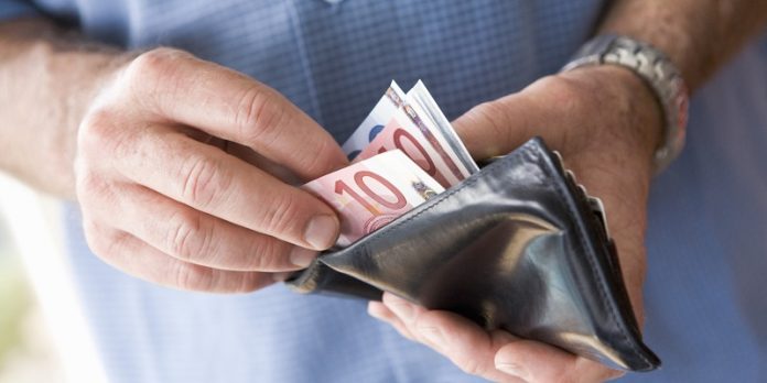 ergodotis apaitise epistrofi dorou xristougennon magkosane Εργοδότης απαίτησε την επιστροφή του δώρου Χριστουγέννων και τον μαγκώσανε!