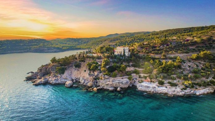 panemorfo kastro spetses poleitai 14.6000.000 euro2 Πανέμορφο κάστρο στις Σπέτσες πωλείται για 14.600.000 ευρώ! (Photos)