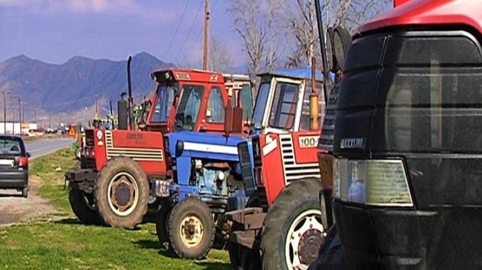 prota trakter parataxthikan platykampo larisas2 Τα πρώτα τρακτέρ παρατάχθηκαν στον Πλατύκαμπο Λάρισας