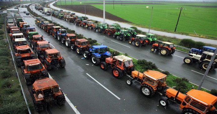 zestainoun trakter agrotes larisas 191 «Ζεσταίνουν» τα τρακτέρ τους οι αγρότες της Λάρισας για τις 19/1