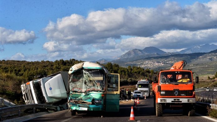Κόρινθος: Τρεις τραυματίες από τη σύγκρουση του ΚΤΕΛ Λακωνίας με φορτηγό