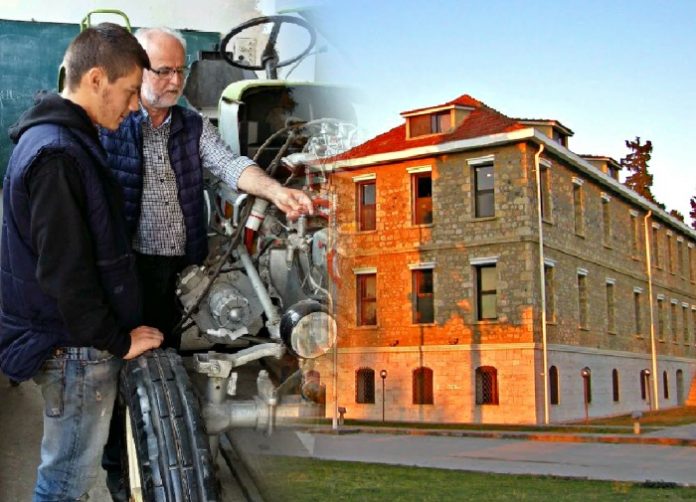 ekpaideusi-agrotika-mixanimata «Ένας σύγχρονος αγρότης πρέπει να παίρνει συνεχώς νέες γνώσεις»