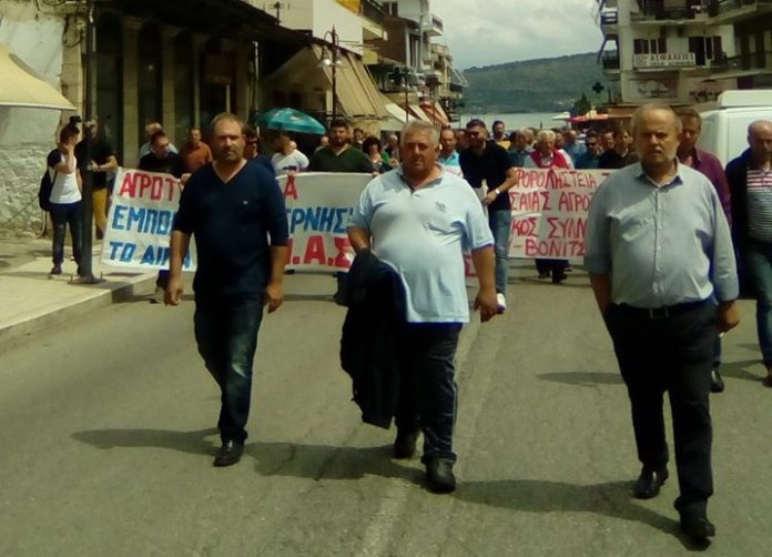 Στους δρόμους για τις χαμηλές τιμές σε κρέας και γάλα παραγωγοί στην Αιτωλοακαρνανία Στους δρόμους για τις χαμηλές τιμές σε κρέας και γάλα παραγωγοί στην Αιτωλοακαρνανία