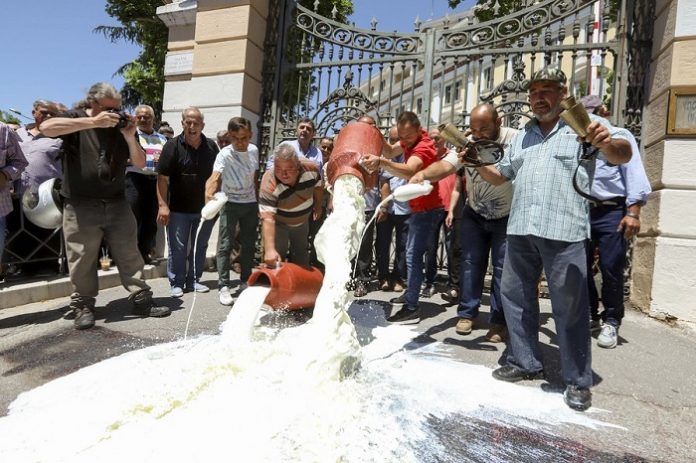 Κλίμα ενότητας στο συλλαλητήριο των κτηνοτρόφων στη Θεσσαλονίκη Κλίμα ενότητας στο συλλαλητήριο των κτηνοτρόφων στη Θεσσαλονίκη