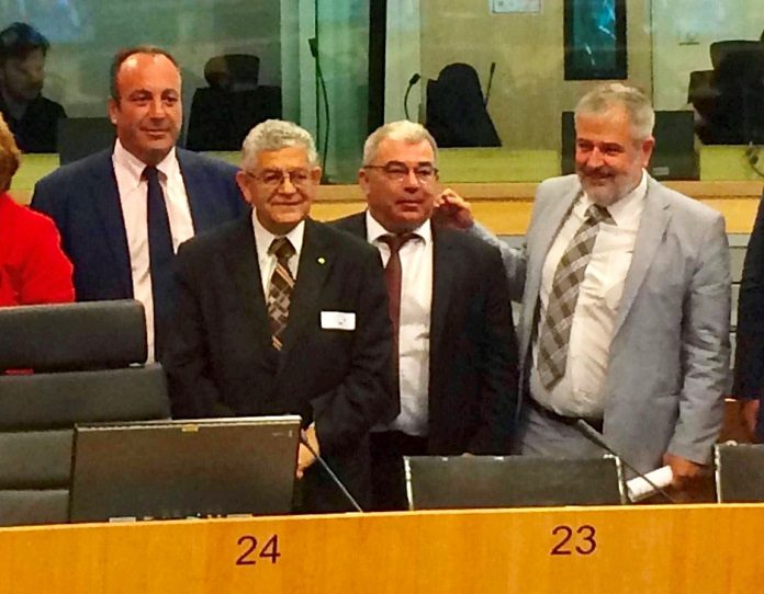 Η ελληνική εκπροσώπηση στο νέο Δ.Σ του Δικτύου Νησιωτικών Επιμελητηρίων της ΕΕ «INSULEUR» Η ελληνική εκπροσώπηση στο νέο Δ.Σ του Δικτύου Νησιωτικών Επιμελητηρίων της ΕΕ «INSULEUR»