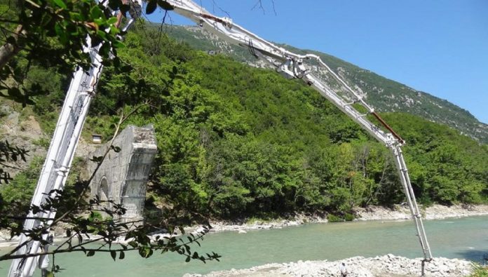 Στεριώνει το Γεφύρι της Πλάκας Στεριώνει το Γεφύρι της Πλάκας