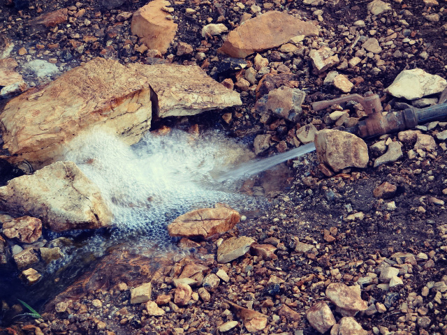 Το νερό που προέρχεται από παράνομη σύνδεση, χύνεται χωρίς να είναι κανείς τριγύρω. Σεπτέμβριος 2017