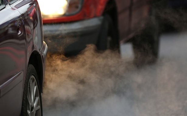 deite-poso-rypainoun-ta-diesel-aftokinita-stin-poli-sas-1354