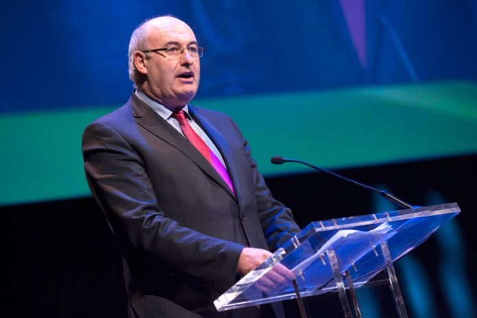 Phil Hogan Φιλ Χόγκαν: Μόνο η ελληνική φέτα µπορεί να αποκαλείται ελληνική φέτα