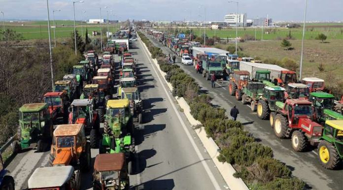 Στις θέσεις τους μέχρι τη Δευτέρα τα μπλόκα, Πανελλαδκή την Κυριακή στη Νίκαια Στις θέσεις τους μέχρι τη Δευτέρα τα μπλόκα, Πανελλαδκή την Κυριακή στη Νίκαια