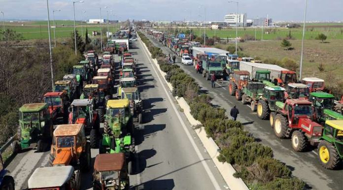 Στις θέσεις τους μέχρι τη Δευτέρα τα μπλόκα, Πανελλαδκή την Κυριακή στη Νίκαια