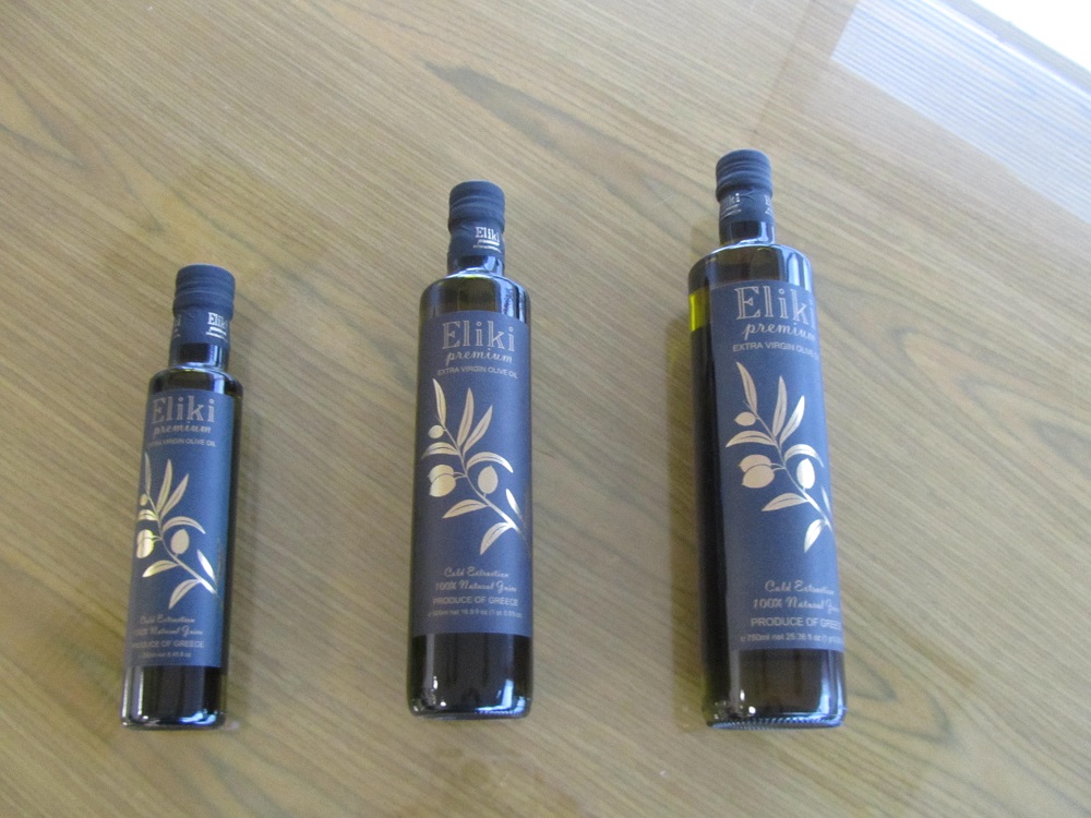 Βάζοντας γερά θεμέλια και επενδύοντας στην εξωστρέφεια, η Παναιγιάλειος Ένωση Συνεταιρισμών (ΠΕΣ) ΑΕ μπορεί κάλλιστα να θεωρηθεί μία –αν όχι η πρώτη– από τις κορυφαίες εταιρείες εξαγωγής της μαύρης κορινθιακής σταφίδας. Το ποσοστό εξαγωγής φτάνει το 95% με 98% σε 38 χώρες, ενώ η Ένωση συγκεντρώνει το 95% της μαύρης κορινθιακής σταφίδας (η «Βοστίτσα») της περιοχής. Μόλις το 2% παραμένει στην εγχώρια αγορά. Επίσης, τυποποιείται ελαιόλαδο, με την επωνυμία «Ελίκη», με το μεγαλύτερο μέρος της παραγωγής να εξάγεται και με ένα πολύ μικρό ποσοστό να διατίθεται σε ελληνικούς τουριστικούς προορισμούς, όπως η Πάρος και η Ρόδος. Η Ένωση ιδρύθηκε το 1935 και έχει 6.000 μέλη-αγρότες, καθώς και 24 πρωτοβάθμιους συνεταιρισμούς ως μετόχους.   Για τις εξαγωγικές δραστηριότητες της ΠΕΣ, μάς μίλησε ο πρόεδρος, Αθανάσιος Σωτηρόπουλος: «Εμείς εξάγουμε σε 38 χώρες του κόσμου το 65% της συνολικής (σ.σ. πανελλαδικής) εγχώριας παραγωγής σε σταφίδα, περίπου 16.000 τόνους. Φέτος, μπορεί και να ξεπεράσουμε αυτό το νούμερο. Κύρια αγορά μας αποτελεί η Αγγλία και ακολουθούν η Ρωσία, η Ουκρανία, η Σουηδία, ο Καναδάς, ακόμα και η Ιαπωνία. Στο λάδι έχουμε μπει τα τελευταία χρόνια και έχουμε μικρότερα νούμερα στο κομμάτι των εξαγωγών, αλλά φαίνεται ότι θα έχει και αυτό ανοδική πορεία. Επίσης, έχουμε και λίγα εσπεριδοειδή (λεμόνια, πορτοκάλια), που τα τελευταία χρόνια μειώνονται λόγω, κυρίως, των παγετώνων. Πριν από τον παγετώνα του 2004 και του 2008, κάναμε εξαγωγή βιολογικών εσπεριδοειδών 8.000-10.000 τόνους και τώρα δεν εξάγουμε καθόλου, κυρίως όσον αφορά τα λεμόνια».  Το εμπορικό τμήμα της εταιρείας βρίσκεται στα Ηνωμένα Αραβικά Εμιράτα, στο Άμπου Ντάμπι και στο Ντουμπάι, που γίνονται πολλές από τις διεθνείς εκθέσεις τροφίμων. Επίσης, συμμετέχει με τα εμπορικά τμήματα και με δικά της περίπτερα, κάτι το οποίο «μας έχει δώσει μια ανοδική πορεία στις εξαγωγές, με αυξητική τάση και έτσι διασφαλίζεται και υποστηρίζεται τόσο ο παραγωγός όσο και η μαύρη κορινθιακή σταφίδα. Είναι, άλλωστε, πολύ σημαντικό να χτίσεις την καλύτερη σχέση με τα φυσικά σου μέλη (παραγωγός-καταναλωτής), αλλιώς δεν μπορεί να ελέγχεις την πρώτη ύλη», τονίζει ο Αθ. Σωτηρόπουλος.   Κυνηγώντας την υπεραξία του προϊόντος   Φέτος, η συνολική παραγωγή της χώρας σε σταφίδα ήταν λίγο μειωμένη, αλλά στην περιοχή της Αιγιάλειας παρουσίασε μικρή αύξηση σε σχέση με πέρσι. Η τιμή, που δίνεται στον παραγωγό σταφίδας, παραμένει σταθερή συγκριτικά με πέρσι, με διάθεση να είναι ίσως λίγο πάνω από τα 80 λεπτά το κιλό. «Στόχος μας είναι να δίνουμε τις καλύτερες τιμές στον παραγωγό, ώστε να αποκτήσει και η σταφίδα την υπεραξία που της αξίζει», σημειώνει ο πρόεδρος της ΠΕΣ. Όσον αφορά το λάδι, που βρίσκεται ακόμη σε συγκομιδή, η παραγωγή μπορεί να ήταν μικρότερη, αλλά ήταν καλύτερης ποιότητας.   Η ΠΕΣ, τα τελευταία δέκα χρόνια, διατηρεί συνεργασία με ελληνικά πανεπιστήμια (Χαροκόπειο, Ιατρική Σχολή Αθηνών), αλλά και ξένα. Σύμφωνα με μελέτες, που δεν έχουν δημοσιευτεί ακόμα, η σταφίδα έχει μοναδική διατροφική αξία. «Η έρευνα θα ολοκληρωθεί σύντομα και θα αποδείξει τις ευεργετικές ιδιότητες που έχει η σταφίδα στην υγεία (στην καρδιά και στον διαβήτη), σε σχέση με άλλα αποξηραμένα φρούτα, που τώρα είναι της μόδας και έχουν κατακλύσει την αγορά», τονίζει ο Αθ. Σωτηρόπουλος.  Επίσης, πραγματοποιούνται και εισαγωγές λιπασμάτων από Ιταλία, φροντίζοντας έτσι να στηρίζουν τον παραγωγό με αξιόπιστα προϊόντα σε χαμηλότερες τιμές, καθώς και με τεχνογνωσία και με συνεχή υποστήριξη από γεωπόνους. 