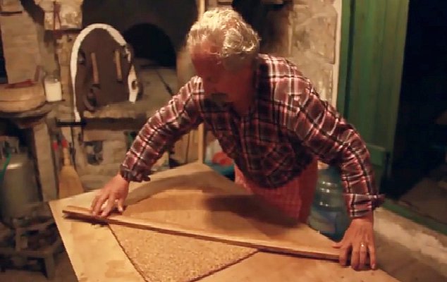 Η αυθεντική συνταγή για το Αμοργιανό παστέλι! (βίντεο)