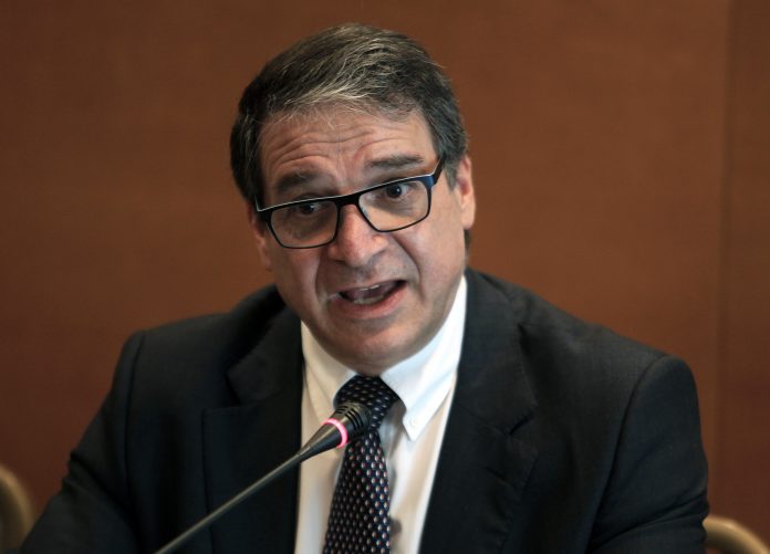 Το τιμόνι της Pivovarna Laško Union, θυγατρικής της Heineken στη Σλοβενία, αναλαμβάνει την 1η Φεβρουαρίου 2018 ο Ζωούλλης Μηνά, μετά την παράδοση της σκυτάλης στην Αθηναϊκή Ζυθοποιία στον Αλέξανδρο Δανιηλίδη. H Pivovarna Laško Union είναι η μεγαλύτερη ζυθοποιία της Σλοβενίας. Προέκυψε με την συνένωση της Pivovarna Union και της Pivovarna Laško, ιστορικών ζυθοποιείων με παράδοση άνω των 200 ετών. Το 2015 εντάχθηκε στην οικογένεια της Heineken, η οποία κατέχει σήμερα το πλειοψηφικό πακέτο της εταιρείας. Στα νέα του καθήκοντα, ο Ζωούλλης Μηνά θα συνεχίσει την ενσωμάτωση της εταιρείας στο δίκτυο της HEINEKEN, καθώς και την ανάπτυξη και ενίσχυση της Adria Alliance, ενός στρατηγικού κόμβου παραγωγής της περιοχής, στον οποίο συμμετέχουν τοπικές εταιρείες. O Ζωούλλης Μηνά ανέλαβε Διευθύνων Σύμβουλος της Αθηναϊκής Ζυθοποιίας στην Ελλάδα το 2012 και εφάρμοσε επιτυχώς μια σειρά αλλαγών που οδήγησαν σε διαρκή βελτίωση των επιδόσεων της εταιρείας στην ελληνική αγορά τα τελευταία χρόνια. Υπό την ηγεσία του, η Αθηναϊκή Ζυθοποιία διεύρυνε σημαντικά το χαρτοφυλάκιό της στην κατηγορία της μπίρας, «άνοιξε» την αγορά του μηλίτη, αναθεώρησε τη κανάλια διάθεσής της στην ελληνική αγορά, ενώ ταυτόχρονα βελτίωσε σημαντικά την ανταγωνιστικότητά της. Επιπλέον, έδωσε σημαντική ώθηση στο Πρόγραμμα Συμβολαιακής Καλλιέργειας Κριθαριού, μέσω του οποίου η εταιρία παράγει τις μπίρες της από 100% ελληνικό κριθάρι που προμηθεύεται από 2.000 εγχώριους παραγωγούς, συμβάλλοντας ταυτόχρονα στη δημιουργία περίπου 800 νέων θέσεων εργασίας κυρίως στον πρωτογενή τομέα. Ο Ζωούλλης Μηνά εντάχθηκε στη Heineken το 1996 ως Οικονομικός Διευθυντής στην Ουγγαρία. Στη συνέχεια, ανέλαβε θέσεις ευθύνης στο πλαίσιο της οικονομικής διεύθυνσης, μεταξύ των οποίων ο ρόλος του Οικονομικού Διευθυντή της Ρωσίας και του Οικονομικού Διευθυντή της περιοχής Αφρικής, Μέσης Ανατολής και Ανατολικής Ευρώπης (ΑΜΕΕ), μέχρι να αναλάβει το τιμόνι της Αθηναϊκής Ζυθοποιίας. Στην «αντεπίθεση» περνάει η Αθηναϊκή Ζυθοποιία