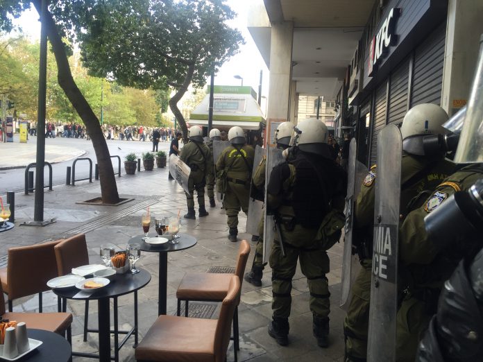 Ένταση στην απεργειακή συγκέντρωση στο Κέντρο της Αθήνας Ένταση στην απεργειακή συγκέντρωση στο Κέντρο της Αθήνας