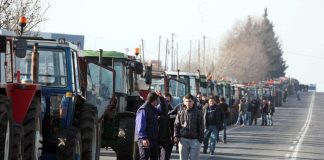 Έκλεισαν το δρόμο οι αγρότες στο Αργυροπούλι