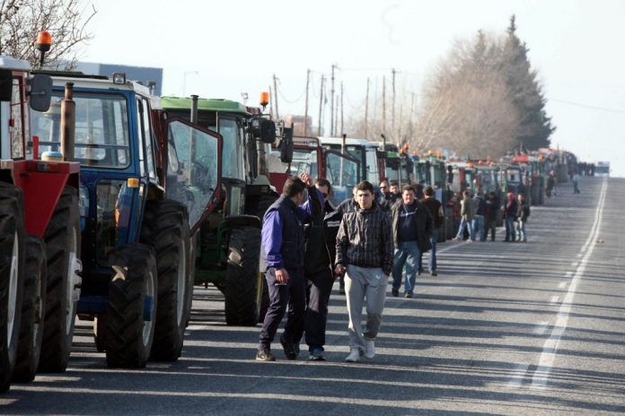 Έκλεισαν το δρόμο οι αγρότες στο Αργυροπούλι Έκλεισαν το δρόμο οι αγρότες στο Αργυροπούλι
