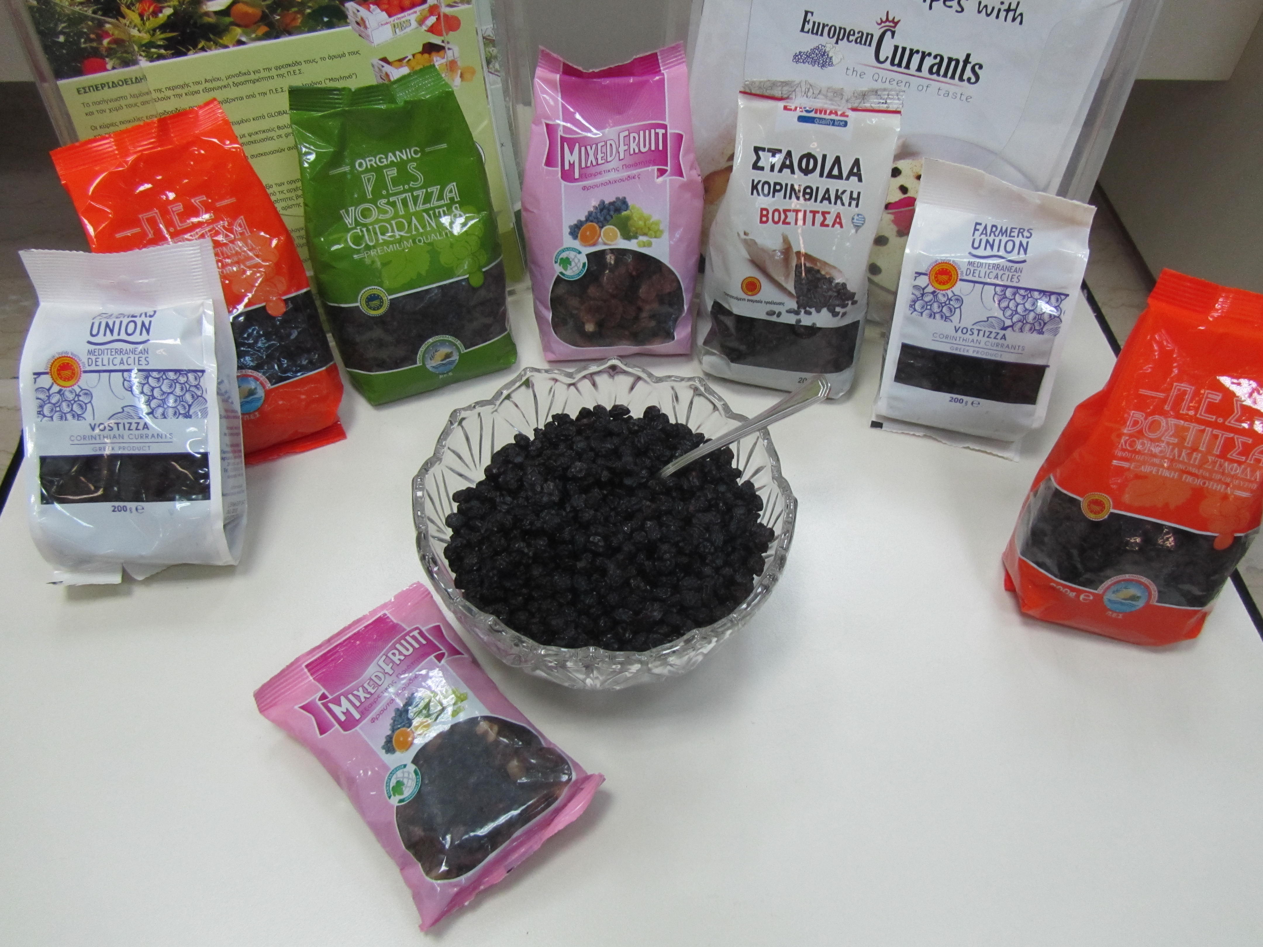 Βάζοντας γερά θεμέλια και επενδύοντας στην εξωστρέφεια, η Παναιγιάλειος Ένωση Συνεταιρισμών (ΠΕΣ) ΑΕ μπορεί κάλλιστα να θεωρηθεί μία –αν όχι η πρώτη– από τις κορυφαίες εταιρείες εξαγωγής της μαύρης κορινθιακής σταφίδας. Το ποσοστό εξαγωγής φτάνει το 95% με 98% σε 38 χώρες, ενώ η Ένωση συγκεντρώνει το 95% της μαύρης κορινθιακής σταφίδας (η «Βοστίτσα») της περιοχής. Μόλις το 2% παραμένει στην εγχώρια αγορά. Επίσης, τυποποιείται ελαιόλαδο, με την επωνυμία «Ελίκη», με το μεγαλύτερο μέρος της παραγωγής να εξάγεται και με ένα πολύ μικρό ποσοστό να διατίθεται σε ελληνικούς τουριστικούς προορισμούς, όπως η Πάρος και η Ρόδος. Η Ένωση ιδρύθηκε το 1935 και έχει 6.000 μέλη-αγρότες, καθώς και 24 πρωτοβάθμιους συνεταιρισμούς ως μετόχους.   Για τις εξαγωγικές δραστηριότητες της ΠΕΣ, μάς μίλησε ο πρόεδρος, Αθανάσιος Σωτηρόπουλος: «Εμείς εξάγουμε σε 38 χώρες του κόσμου το 65% της συνολικής (σ.σ. πανελλαδικής) εγχώριας παραγωγής σε σταφίδα, περίπου 16.000 τόνους. Φέτος, μπορεί και να ξεπεράσουμε αυτό το νούμερο. Κύρια αγορά μας αποτελεί η Αγγλία και ακολουθούν η Ρωσία, η Ουκρανία, η Σουηδία, ο Καναδάς, ακόμα και η Ιαπωνία. Στο λάδι έχουμε μπει τα τελευταία χρόνια και έχουμε μικρότερα νούμερα στο κομμάτι των εξαγωγών, αλλά φαίνεται ότι θα έχει και αυτό ανοδική πορεία. Επίσης, έχουμε και λίγα εσπεριδοειδή (λεμόνια, πορτοκάλια), που τα τελευταία χρόνια μειώνονται λόγω, κυρίως, των παγετώνων. Πριν από τον παγετώνα του 2004 και του 2008, κάναμε εξαγωγή βιολογικών εσπεριδοειδών 8.000-10.000 τόνους και τώρα δεν εξάγουμε καθόλου, κυρίως όσον αφορά τα λεμόνια».  Το εμπορικό τμήμα της εταιρείας βρίσκεται στα Ηνωμένα Αραβικά Εμιράτα, στο Άμπου Ντάμπι και στο Ντουμπάι, που γίνονται πολλές από τις διεθνείς εκθέσεις τροφίμων. Επίσης, συμμετέχει με τα εμπορικά τμήματα και με δικά της περίπτερα, κάτι το οποίο «μας έχει δώσει μια ανοδική πορεία στις εξαγωγές, με αυξητική τάση και έτσι διασφαλίζεται και υποστηρίζεται τόσο ο παραγωγός όσο και η μαύρη κορινθιακή σταφίδα. Είναι, άλλωστε, πολύ σημαντικό να χτίσεις την καλύτερη σχέση με τα φυσικά σου μέλη (παραγωγός-καταναλωτής), αλλιώς δεν μπορεί να ελέγχεις την πρώτη ύλη», τονίζει ο Αθ. Σωτηρόπουλος.   Κυνηγώντας την υπεραξία του προϊόντος   Φέτος, η συνολική παραγωγή της χώρας σε σταφίδα ήταν λίγο μειωμένη, αλλά στην περιοχή της Αιγιάλειας παρουσίασε μικρή αύξηση σε σχέση με πέρσι. Η τιμή, που δίνεται στον παραγωγό σταφίδας, παραμένει σταθερή συγκριτικά με πέρσι, με διάθεση να είναι ίσως λίγο πάνω από τα 80 λεπτά το κιλό. «Στόχος μας είναι να δίνουμε τις καλύτερες τιμές στον παραγωγό, ώστε να αποκτήσει και η σταφίδα την υπεραξία που της αξίζει», σημειώνει ο πρόεδρος της ΠΕΣ. Όσον αφορά το λάδι, που βρίσκεται ακόμη σε συγκομιδή, η παραγωγή μπορεί να ήταν μικρότερη, αλλά ήταν καλύτερης ποιότητας.   Η ΠΕΣ, τα τελευταία δέκα χρόνια, διατηρεί συνεργασία με ελληνικά πανεπιστήμια (Χαροκόπειο, Ιατρική Σχολή Αθηνών), αλλά και ξένα. Σύμφωνα με μελέτες, που δεν έχουν δημοσιευτεί ακόμα, η σταφίδα έχει μοναδική διατροφική αξία. «Η έρευνα θα ολοκληρωθεί σύντομα και θα αποδείξει τις ευεργετικές ιδιότητες που έχει η σταφίδα στην υγεία (στην καρδιά και στον διαβήτη), σε σχέση με άλλα αποξηραμένα φρούτα, που τώρα είναι της μόδας και έχουν κατακλύσει την αγορά», τονίζει ο Αθ. Σωτηρόπουλος.  Επίσης, πραγματοποιούνται και εισαγωγές λιπασμάτων από Ιταλία, φροντίζοντας έτσι να στηρίζουν τον παραγωγό με αξιόπιστα προϊόντα σε χαμηλότερες τιμές, καθώς και με τεχνογνωσία και με συνεχή υποστήριξη από γεωπόνους. 