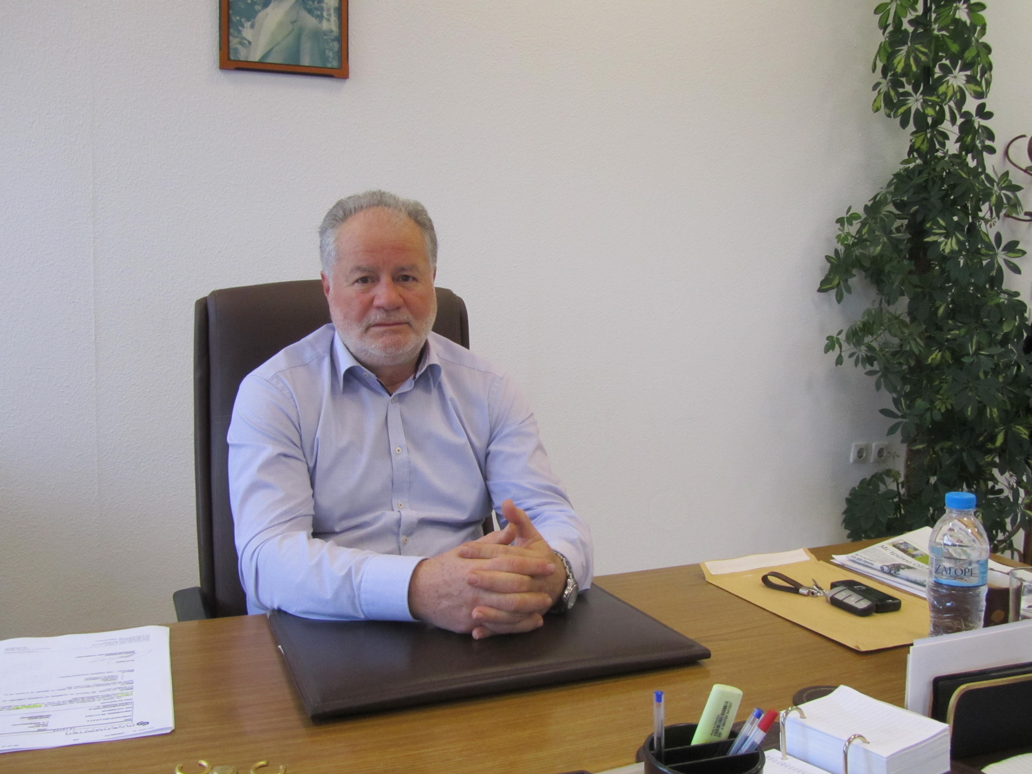 Βάζοντας γερά θεμέλια και επενδύοντας στην εξωστρέφεια, η Παναιγιάλειος Ένωση Συνεταιρισμών (ΠΕΣ) ΑΕ μπορεί κάλλιστα να θεωρηθεί μία –αν όχι η πρώτη– από τις κορυφαίες εταιρείες εξαγωγής της μαύρης κορινθιακής σταφίδας. Το ποσοστό εξαγωγής φτάνει το 95% με 98% σε 38 χώρες, ενώ η Ένωση συγκεντρώνει το 95% της μαύρης κορινθιακής σταφίδας (η «Βοστίτσα») της περιοχής. Μόλις το 2% παραμένει στην εγχώρια αγορά. Επίσης, τυποποιείται ελαιόλαδο, με την επωνυμία «Ελίκη», με το μεγαλύτερο μέρος της παραγωγής να εξάγεται και με ένα πολύ μικρό ποσοστό να διατίθεται σε ελληνικούς τουριστικούς προορισμούς, όπως η Πάρος και η Ρόδος. Η Ένωση ιδρύθηκε το 1935 και έχει 6.000 μέλη-αγρότες, καθώς και 24 πρωτοβάθμιους συνεταιρισμούς ως μετόχους.   Για τις εξαγωγικές δραστηριότητες της ΠΕΣ, μάς μίλησε ο πρόεδρος, Αθανάσιος Σωτηρόπουλος: «Εμείς εξάγουμε σε 38 χώρες του κόσμου το 65% της συνολικής (σ.σ. πανελλαδικής) εγχώριας παραγωγής σε σταφίδα, περίπου 16.000 τόνους. Φέτος, μπορεί και να ξεπεράσουμε αυτό το νούμερο. Κύρια αγορά μας αποτελεί η Αγγλία και ακολουθούν η Ρωσία, η Ουκρανία, η Σουηδία, ο Καναδάς, ακόμα και η Ιαπωνία. Στο λάδι έχουμε μπει τα τελευταία χρόνια και έχουμε μικρότερα νούμερα στο κομμάτι των εξαγωγών, αλλά φαίνεται ότι θα έχει και αυτό ανοδική πορεία. Επίσης, έχουμε και λίγα εσπεριδοειδή (λεμόνια, πορτοκάλια), που τα τελευταία χρόνια μειώνονται λόγω, κυρίως, των παγετώνων. Πριν από τον παγετώνα του 2004 και του 2008, κάναμε εξαγωγή βιολογικών εσπεριδοειδών 8.000-10.000 τόνους και τώρα δεν εξάγουμε καθόλου, κυρίως όσον αφορά τα λεμόνια».  Το εμπορικό τμήμα της εταιρείας βρίσκεται στα Ηνωμένα Αραβικά Εμιράτα, στο Άμπου Ντάμπι και στο Ντουμπάι, που γίνονται πολλές από τις διεθνείς εκθέσεις τροφίμων. Επίσης, συμμετέχει με τα εμπορικά τμήματα και με δικά της περίπτερα, κάτι το οποίο «μας έχει δώσει μια ανοδική πορεία στις εξαγωγές, με αυξητική τάση και έτσι διασφαλίζεται και υποστηρίζεται τόσο ο παραγωγός όσο και η μαύρη κορινθιακή σταφίδα. Είναι, άλλωστε, πολύ σημαντικό να χτίσεις την καλύτερη σχέση με τα φυσικά σου μέλη (παραγωγός-καταναλωτής), αλλιώς δεν μπορεί να ελέγχεις την πρώτη ύλη», τονίζει ο Αθ. Σωτηρόπουλος.   Κυνηγώντας την υπεραξία του προϊόντος   Φέτος, η συνολική παραγωγή της χώρας σε σταφίδα ήταν λίγο μειωμένη, αλλά στην περιοχή της Αιγιάλειας παρουσίασε μικρή αύξηση σε σχέση με πέρσι. Η τιμή, που δίνεται στον παραγωγό σταφίδας, παραμένει σταθερή συγκριτικά με πέρσι, με διάθεση να είναι ίσως λίγο πάνω από τα 80 λεπτά το κιλό. «Στόχος μας είναι να δίνουμε τις καλύτερες τιμές στον παραγωγό, ώστε να αποκτήσει και η σταφίδα την υπεραξία που της αξίζει», σημειώνει ο πρόεδρος της ΠΕΣ. Όσον αφορά το λάδι, που βρίσκεται ακόμη σε συγκομιδή, η παραγωγή μπορεί να ήταν μικρότερη, αλλά ήταν καλύτερης ποιότητας.   Η ΠΕΣ, τα τελευταία δέκα χρόνια, διατηρεί συνεργασία με ελληνικά πανεπιστήμια (Χαροκόπειο, Ιατρική Σχολή Αθηνών), αλλά και ξένα. Σύμφωνα με μελέτες, που δεν έχουν δημοσιευτεί ακόμα, η σταφίδα έχει μοναδική διατροφική αξία. «Η έρευνα θα ολοκληρωθεί σύντομα και θα αποδείξει τις ευεργετικές ιδιότητες που έχει η σταφίδα στην υγεία (στην καρδιά και στον διαβήτη), σε σχέση με άλλα αποξηραμένα φρούτα, που τώρα είναι της μόδας και έχουν κατακλύσει την αγορά», τονίζει ο Αθ. Σωτηρόπουλος.  Επίσης, πραγματοποιούνται και εισαγωγές λιπασμάτων από Ιταλία, φροντίζοντας έτσι να στηρίζουν τον παραγωγό με αξιόπιστα προϊόντα σε χαμηλότερες τιμές, καθώς και με τεχνογνωσία και με συνεχή υποστήριξη από γεωπόνους. 