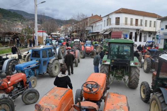 Τα τρακτέρ στους δρόμους ετοιμάζουν να βγάλουν οι αγρότες στη Λάρισα