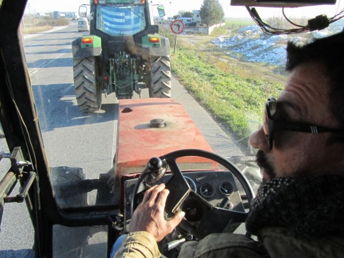 Πολλαπλασιάζονται τα μπλόκα αγροτών και κτηνοτρόφων σε κεντρική και δυτική Μακεδονία