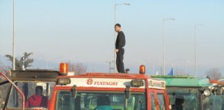 Με τρακτέρ και αγροτικά οχήματα στο Διοικητήριο αγρότες και κτηνοτρόφοι της Κεντρικής Μακεδονίας
