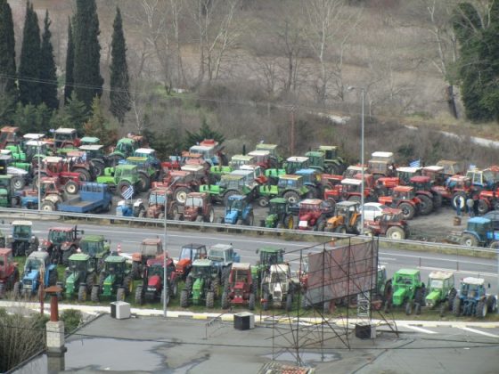 Πλούσιο φωτορεπορτάζ από τα μπλόκα της Θεσσαλίας (Τέμπη – Νίκαια)